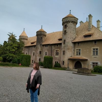 Professeur de lettres classiques en retraite. Et bénévole très active dans les milieux associatifs: cours de français FLE, édition. ..Et grande lectrice! 🇺🇦