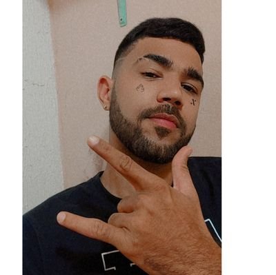 Viniguimaraes7's profile picture. As vezes da vontade de desistir de tudo e viver no mato igual uma capivara