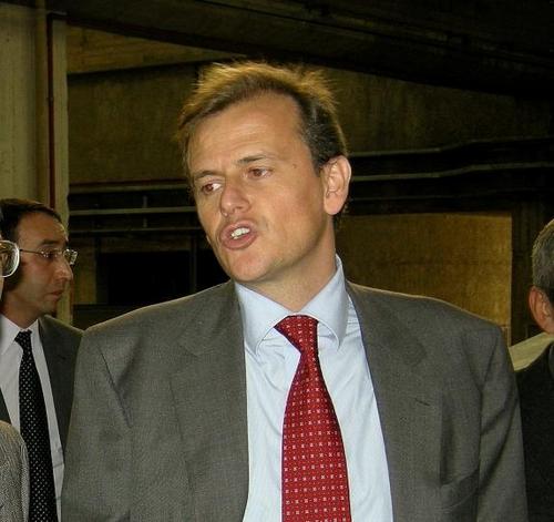 Vivo a Messina, sposato 4 figli, laureato in Ingegneria Meccanica all'Università di Pisa,  CEO di Caronte&tourist isole minori S.p.A.