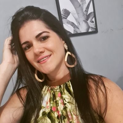 ErikaPetralha's profile picture. Aceite aplausos, mas não espere por ele...