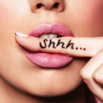 Secretos en la oreja son cosa de vieja. De mayor quiero ser filántropa en Miami, los karaokes amenizan la espera. Viajar en exceso y 1 buen gin-tonic x defecto.