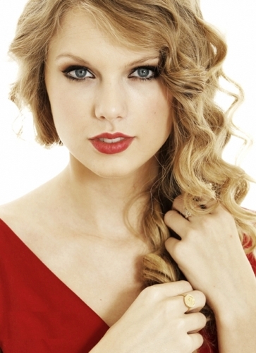 ha uma historia por trás de cada pessoa ha uma razão pela qual elas são do jeito que são então não julgue    [taylor swift]