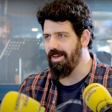 Periodista indoor per defectes i moltes sorpreses més. Fent la @tardacatradio i el Fets o Fakes. Tinc dos nens molt monus.