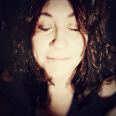 Songwriter, singer, reading performer, music journalist, Beatles and indie music addicted. I love movies, books, nerd stuff, poetry and meditation.