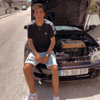 Tenho Twitter só mesmo para ver as notícias e críticar o Costa