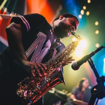 Saxofonista, baixista, contador, budista, flamenguista.