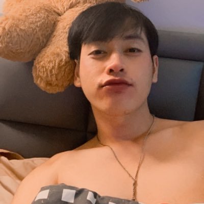 เป็นหมูอ้วนขี้เง่น ที่พยายามแอ๊บแบ๊ว ชอบเดินป่า กินกาแฟ และดูไพ่ทาโร ได้ 172/70 29 ig : borncreate 🇹🇭
