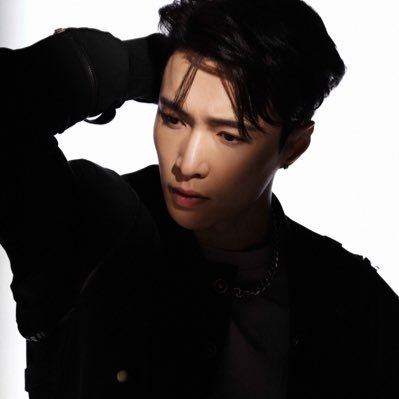 #Yixing: I am the King