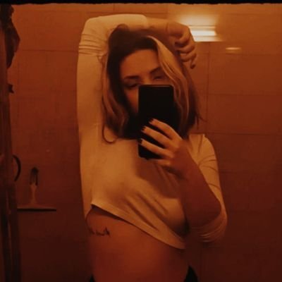 • Sagittaire ♐ • asc. scorpion♏ • lune bélier ♈ • intéressée par l'astrologie, la cartomancie et plein d'autres choses. je débute soyez gentils !