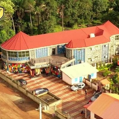 La première plus grande boite de nuit de Guinée. un complexe hôtelier avec piscine, salle de conférence et restaurant et hébergement...