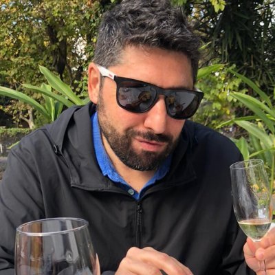 Ahora dicen que soy productor de TV.
Nací cinco minutos después de la medianoche. 
Soy desprolijo pero buen pibe.