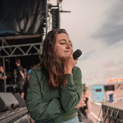 انا مش شاعرة ولا كاتبة.. بس احيانا كتير بنمر بمواقف وظروف بتخلينا نعبر عنها بكلام بسيط ممكن غيرنا يعجز عن التعبير بي
عشان كده حبيت اشارك معاكم كلامي افكارى..