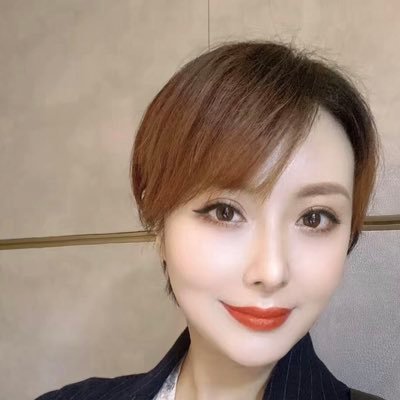 A single mother, born in Canada, now works in the Bank of New York. She likes mountain climbing, travel, family and making friends