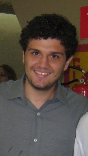 Empreendedor e entusiasta de tecnologia e mídias sociais. Dando o sangue em @esocialize e @meucarrinho