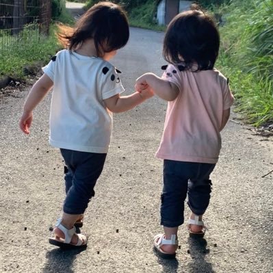 H31.1.22生まれの双子の女の子とR4.5.19生まれの女の子の育児に奮闘してます。多胎児のパパママさんと少しでも情報交換とか出来たら嬉しいです。呟く頻度は少なめだと思いますが…。#双子 #双子育児 #双子ママ #双子ママと繋がりたい