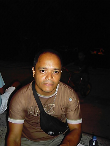 Alegre, simpático, amigo.