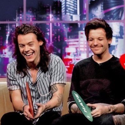 welcome to larry and one direction comfort bot. posting pics, videos and gifs everyday. dms are open for everyone. ♥︎