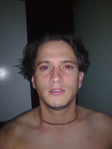 Sou composto por urgências, minhas alegrias são intensas, minhas tristezas absolutas. Me entupo de ausências, me esvazio de excessos e só vivo nos extremos
