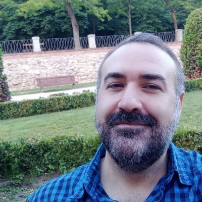 Escritor y director. Guionista y asesor en desarrollo. Producción de cine y teatro. Profesor. Doctor en Literatura.