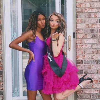 Din0xlav's profile picture. I’m a fanpage 😋🤞🏼Zoe and Nadia fanpage. I wanna be you so bad and I don’t even know you..