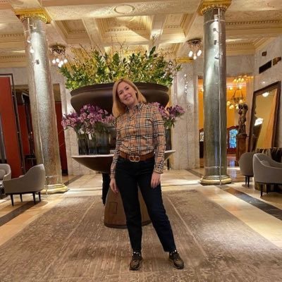 BrendaSorenson8's profile picture. 💰 Helping busy/non busy new/old investors turn their investments into PAID clients💸🍎 Coaching Full Time🙇‍♀️ teachable & 900+ students earned over💲5M .