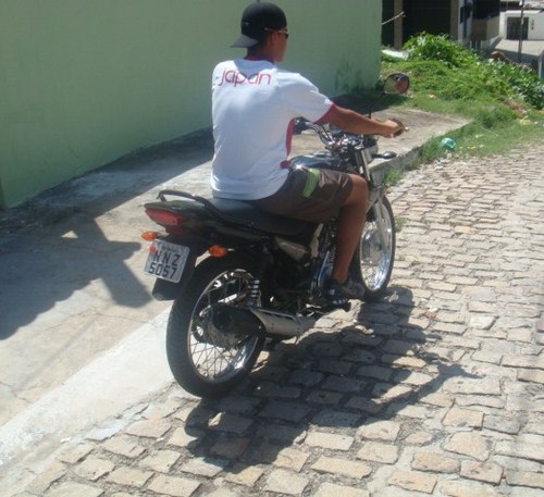 Se Mee seguir devolta, 
 garanto q não vai si arrepender C=
 AAUUTAS RISADAAS xD               A Felicidade do Twitter é agente qem faz !!