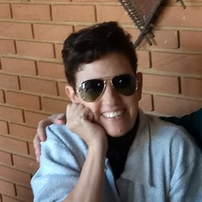 Professora de química da rede pública de ensino. Palmeirense fiel, mas santista de nascimento. Depois da família, apaixonada por esportes, viagens e fotografia.