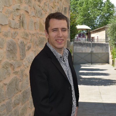 Juriste et historien de formation. Curieux de tout, que cela soit l'œuvre de la nature ou de toutes cultures.