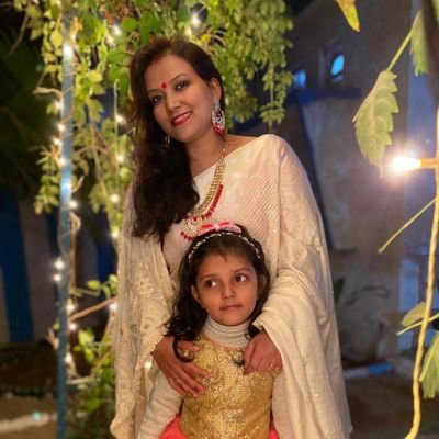 एक कवियित्री दिल से । शौकिया शिक्षिका
एक वायुसंगिनी ।
हिंदी के पंख और पसारने होंगे ।।
शिक्षा - MA PhD काशी हिन्दू विश्वविद्यालय से
काव्य संकलन : अधूरी कोशिश