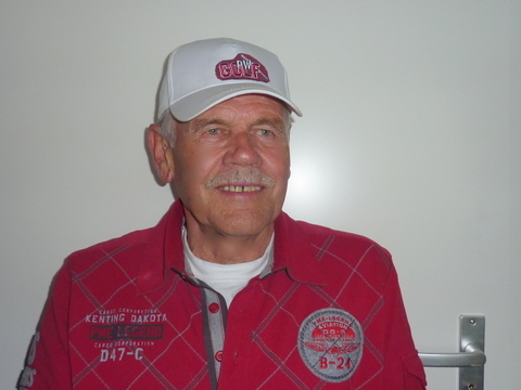 70 years, maried with Marion 67 year, retired, 
Hobby: playing Golf, video and photographic reporting