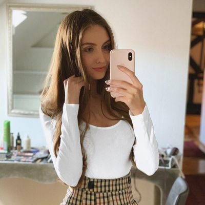𝐼 𝑓𝑒𝑒𝑙 𝑙𝑖𝑘𝑒 𝑎 𝑐ℎ𝑎𝑟𝑎𝑐𝑡𝑒𝑟 𝑖𝑛 𝑎𝑛 𝐼𝑎𝑛 𝐹𝑙𝑒𝑚𝑖𝑛𝑔 𝑛𝑜𝑣𝑒𝑙
