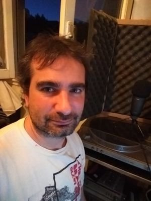 Locutor. Apasionado por las buenas historias. Editor de audio. Fan de las novelas policiales, la Historia y el rock. Aficionado a la onda corta.