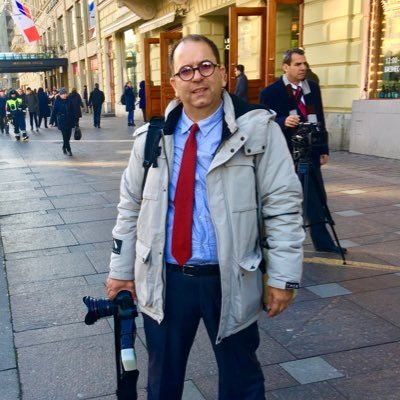 Fotografo cubano, graduado de fotografía en el malecón y el cementerio de su ciudad natal.