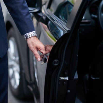Soutenez les chauffeurs VTC en suivant ce compte. Leur interdire d’accéder au centre de Paris c’est tuer leur profession. #TouchePasMonVTC