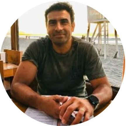 Catamarqueño - Argentino - MBA - Ingeniero de Minas - 46 años - Casado con una mujer increíble y con tres hijos hermosos.