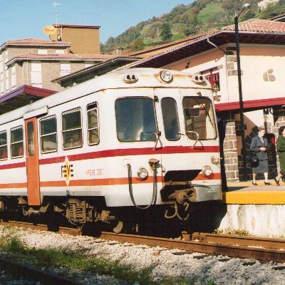 Geografo y aficionado al ferrocarril, especialmente de la vía métrica, pero también soy un fan del juguete Lego