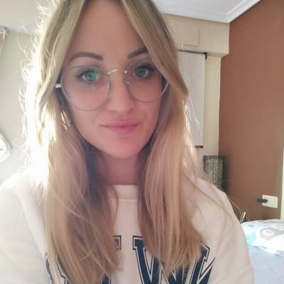 Irremeiablement somiadora.Técnic en cuidats auxiliars d'infermeria i Mama de Tazi.