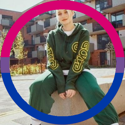 EssaVnessa7's profile picture. she/her 
🤠