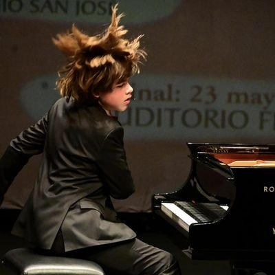 Joven pianista luchando por sus sueños