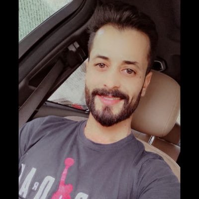 أكتُب عَن الحُب كَثِيراً وَأعِيشَهُ قَلِيلاً ، أكتبُ عَن آللقاء وَأقَعُ فِي آلغِيّاب ، أكتُبُ عن أشيَاءْ أرُيدهَا وَلآ أجِدُهأ ).