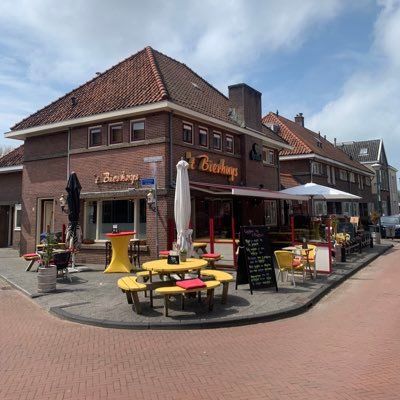 Drinkerij 't Bierhuys een gevaarlijk gezellig cafe! Met regelmatig livebands. Met 11 tappunten en altijd 200 soorten bier op de fles op voorraad!