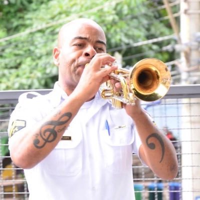 Sorria, não se perca em seus problemas e viva a vida! Deus não desampara seus filhos, mesmo quando eles erram..... Ps.: Música faz bem pra alma!!!