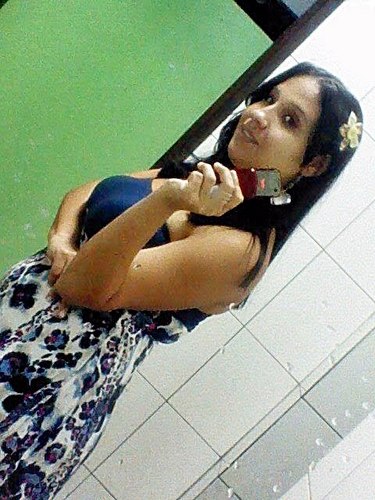 Sou uma pessoa que acima de tudo ama a DEUS, depois a minha familia e o meu esposo .. e adoro fazer amizades mas tem que ser verdadeiras odeio falsidade
