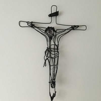 Farmacéutico. El crucifijo es obra de José Luis Martínez,  escultor de Cuenca