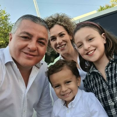 Madre, esposa e hija, que ve en la familia la inspiración de cada día. Soy leal, una mujer de fe y solidaria. ⚽ ¡Aquí puro correcaminos!