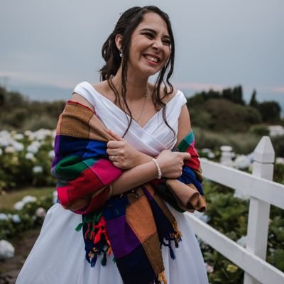 ¡Sonreír siempre! 😊
O abro los ojos o sonrío, las 2 a la vez no puedo
🎵 tan real, como el color, de un girasol..🎶
🍕
La música es mi droga 🥰
