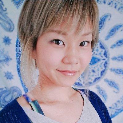 shino_CosmosisT's profile picture. セラピスト歴７年🌟10年前の大事故で右足骨折➡️入院生活で７kg増🐽後遺症で極度の首肩腰痛に苦しんだ過去😫自己流体質改善メソッドを確立➡️痛みからの解放✨20代の頃の服のサイズに逆戻り💚痛みが分かるからこそできる質の高い身体改善から健康生活習慣づくりのサポートが大好評で都内店舗にて指名本数&業績No.1🌞✨