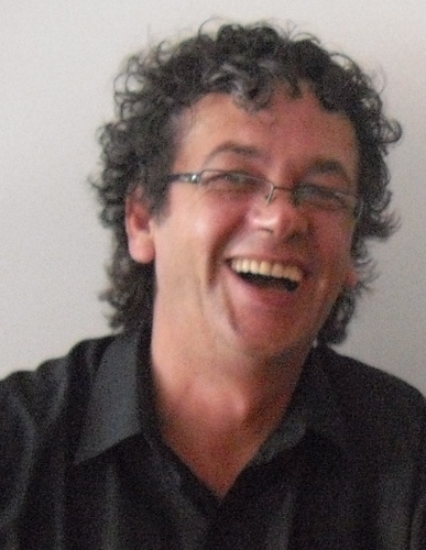Sou musico a mais de 20 anos, proprietário da Escola de Música e Arte Prof. Roberto Jordan Ltda ME e Presidente fundador da Associação Meninos do Toque Tambor