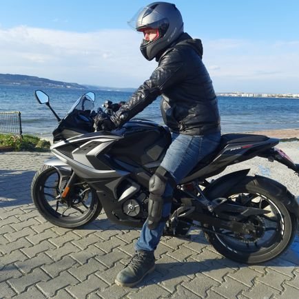 O iyi insanlar, o güzel atlara binip çekip gittiler. Demirin tuncuna, insanın piçine kaldık.