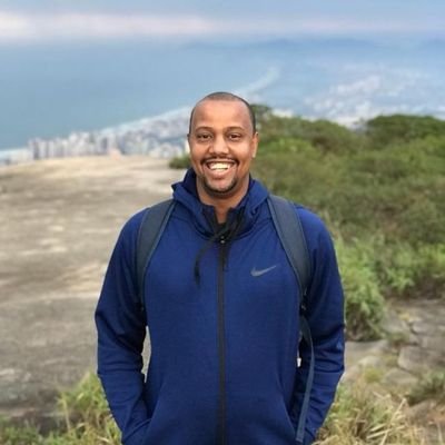 um rapaz simples e grande admirador do basquete.